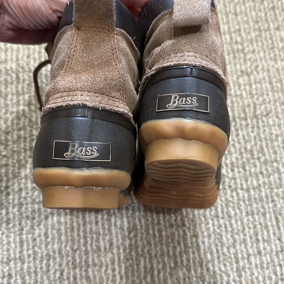 BASS brand BOOTS. YOUTH SIZE 5. Rubber soles. Suede uppers. Original laces. - Picture 8 of 10